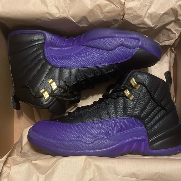 Selling my Jordan 12 size 8 I’m only selling them because...